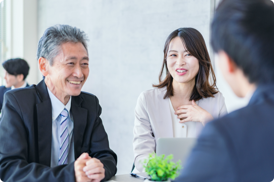 笑顔で商談している様子