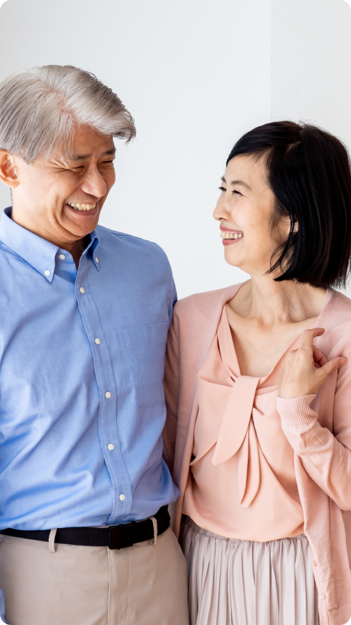 夫婦で微笑み合う写真