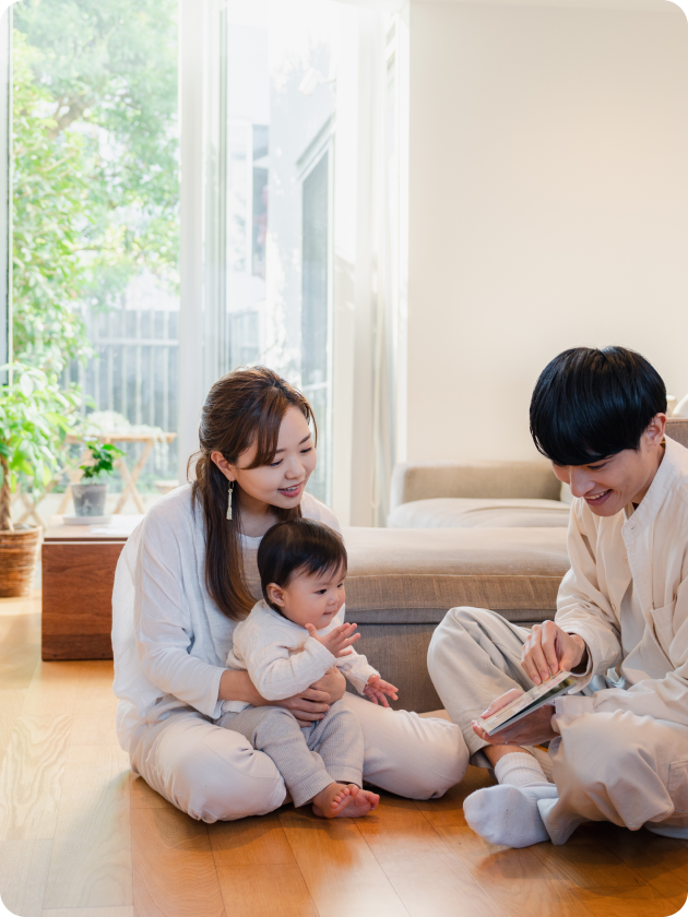 夫婦と赤ちゃんの団欒の様子