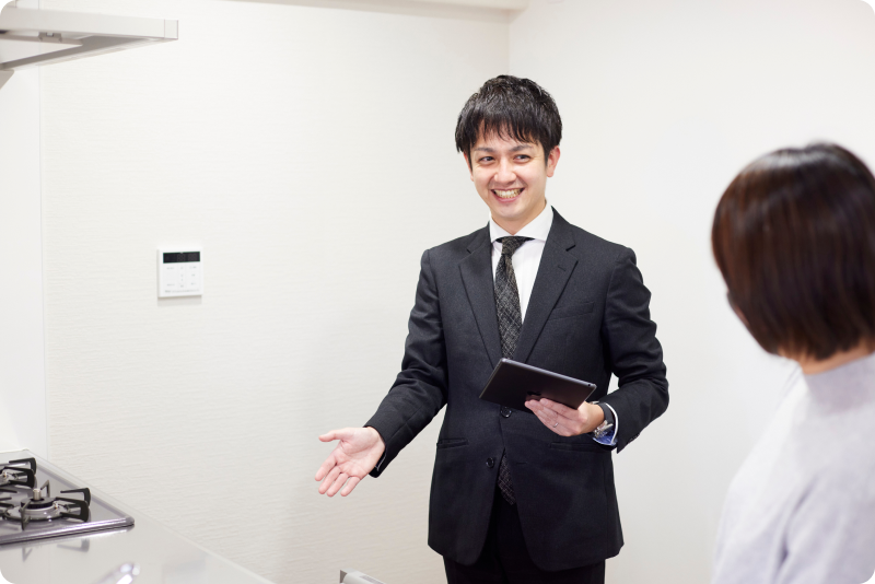 内見中の笑顔のスタッフ写真