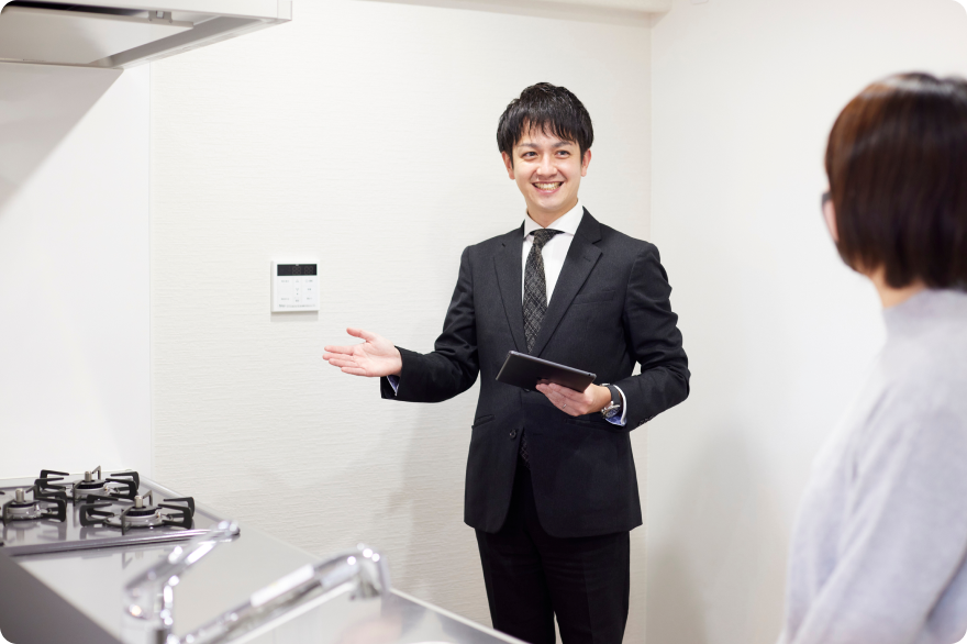 内見中の笑顔のスタッフ写真