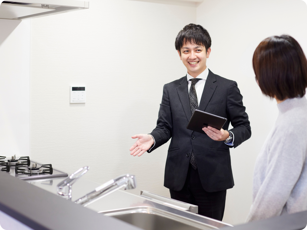 スタッフによる内見案内の様子